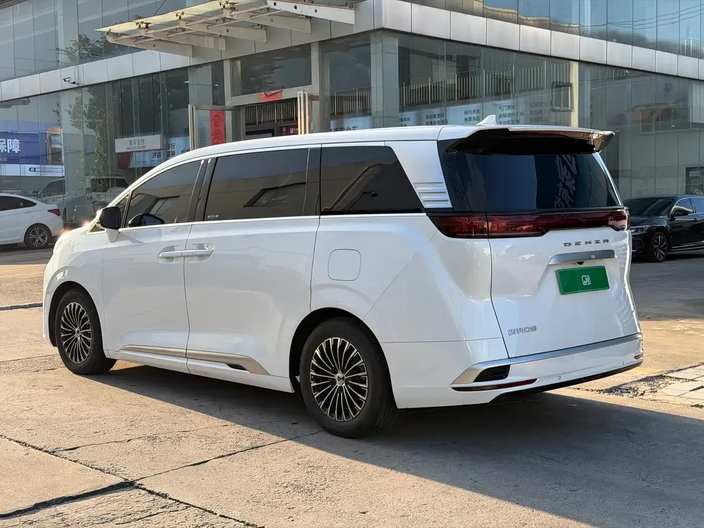 Denza Denza D9 2022 DM-i 1040 Premium — Фото автомобиля 16
