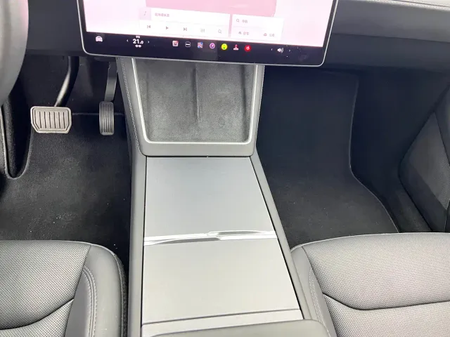 Tesla Model Y — Фото автомобиля 15