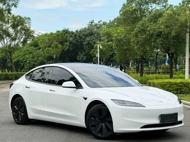Tesla Model 3 — Фото автомобиля 3