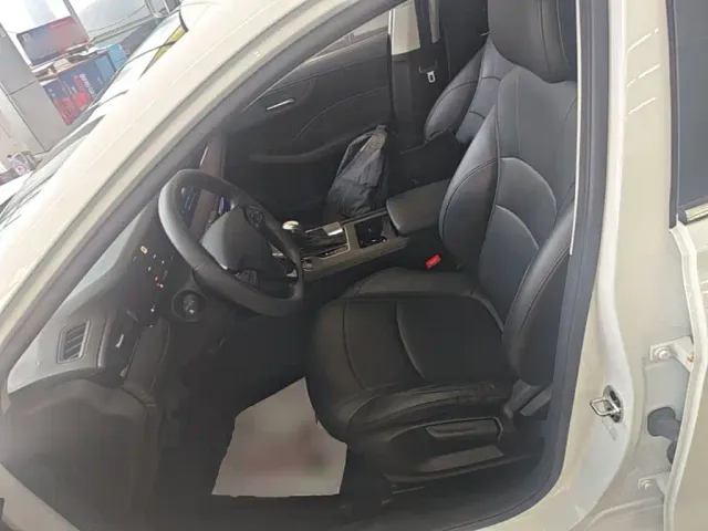 Roewe Roewe i5 2023 1.5L CVT Luxury Edition — Фото автомобиля 14