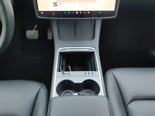 Tesla Model Y — Фото автомобиля 16