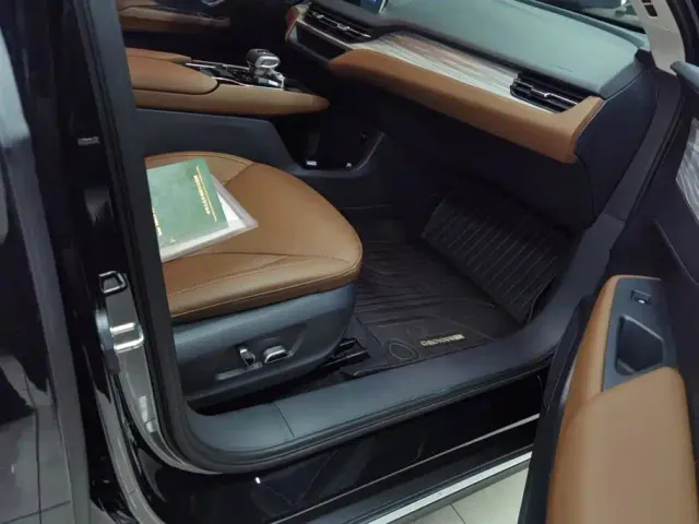 Hongqi E-QM5 — Фото автомобиля 8