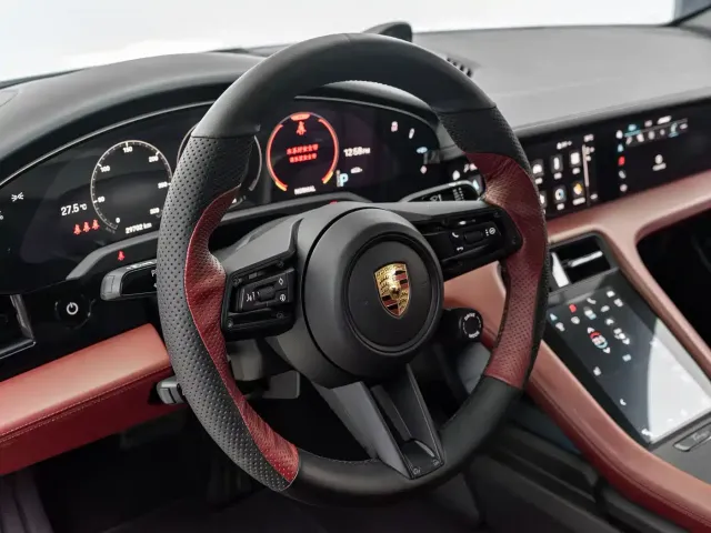 Porsche Taycan — Фото автомобиля 20