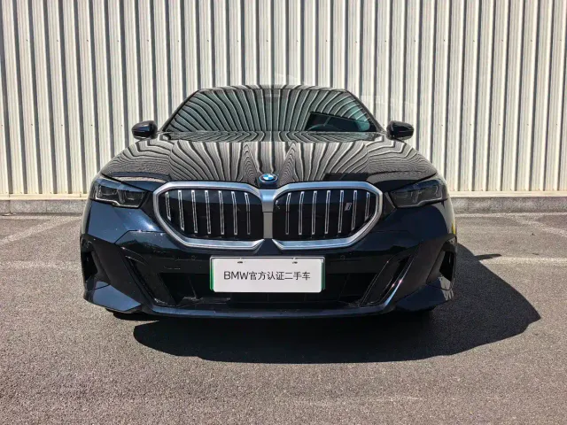 Фотография автомобиля — BMW i5