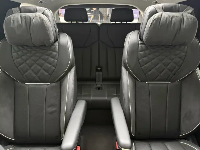 Hongqi E-HS9 — Фото автомобиля 10