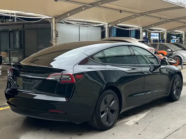 Tesla Model 3 — Фото автомобиля 4