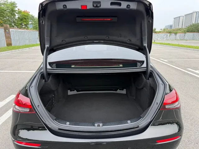 Mercedes-Benz E-Class — Фото автомобиля 20