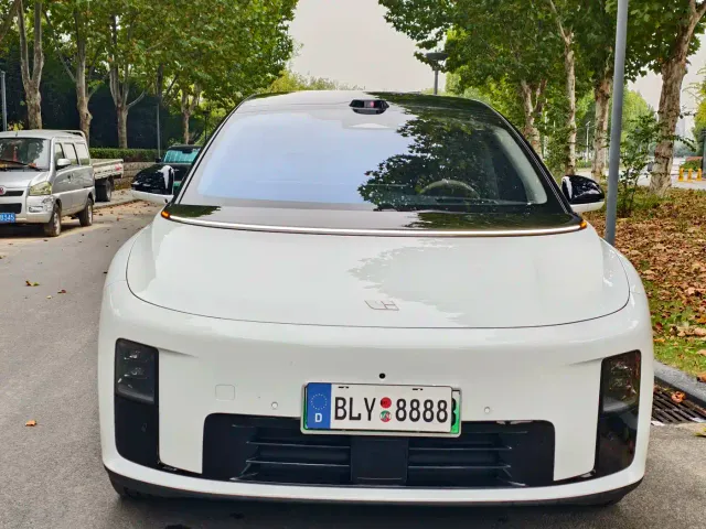 Li Auto i8 — Фото автомобиля 2