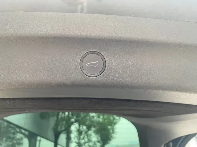 Tesla Model Y — Фото автомобиля 12