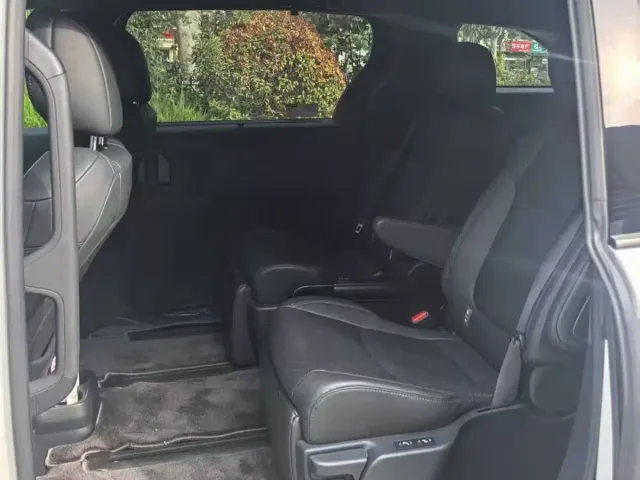 Toyota Sienna — Фото автомобиля 7