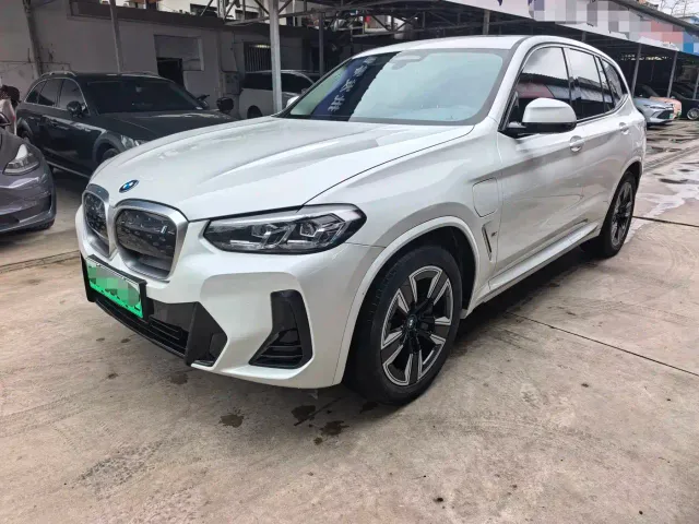 BMW iX3 — Фото автомобиля 3