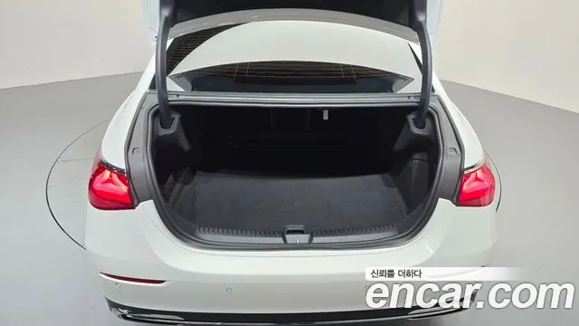 Mercedes-Benz E-Class — Фото автомобиля 22