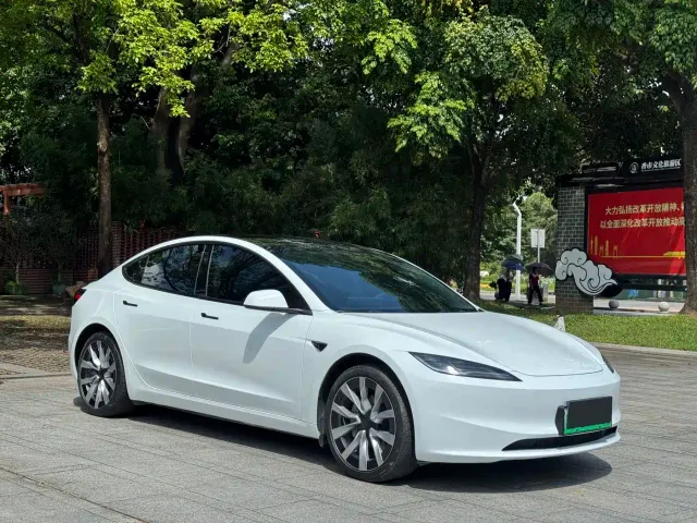 Tesla Model 3 — Фото автомобиля 3