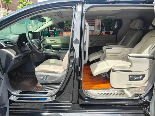 Toyota Sienna — Фото автомобиля 10