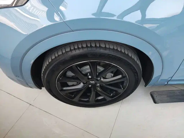 Li Auto ONE — Фото автомобиля 22