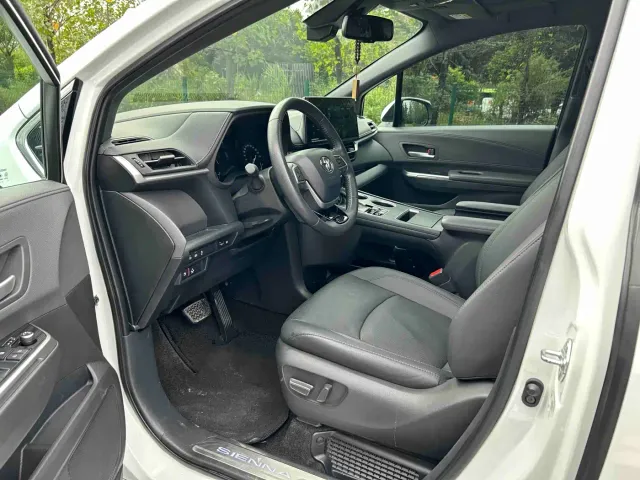 Toyota Sienna — Фото автомобиля 4