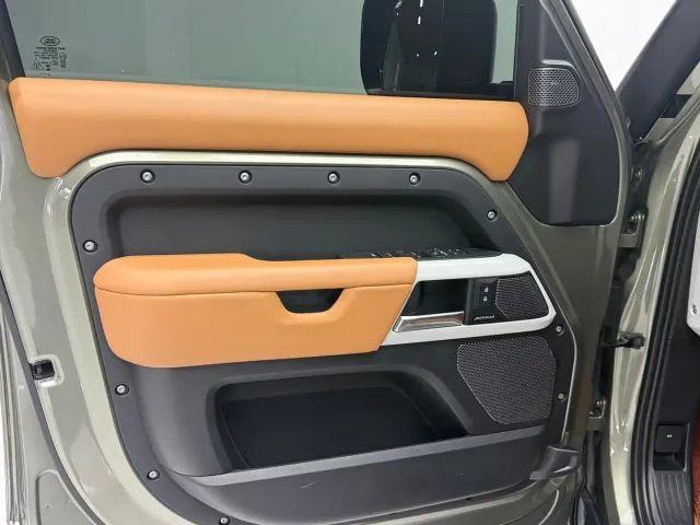 Land Rover Defender — Фото автомобиля 12