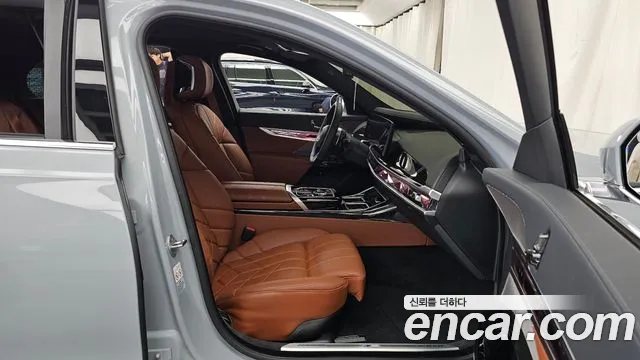 BMW 7-Series 7 серия (G70) 740i xDrive M Sport — Фото автомобиля 11