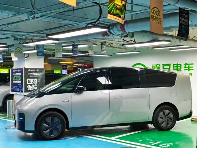 Li Auto MEGA — Фото автомобиля 2