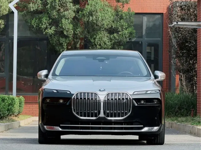 BMW i7 — Фото автомобиля 2