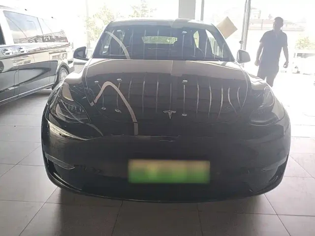 Tesla Model Y — Фото автомобиля 2