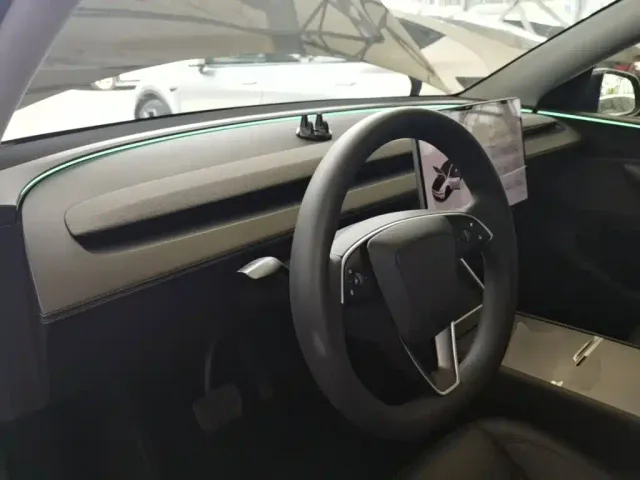 Tesla Model Y — Фото автомобиля 9