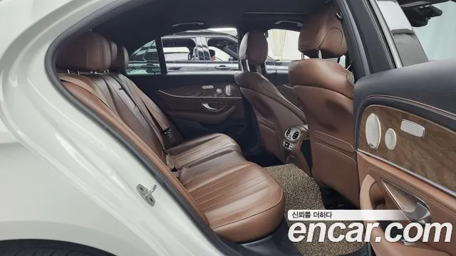 Mercedes-Benz E-Class — Фото автомобиля 12