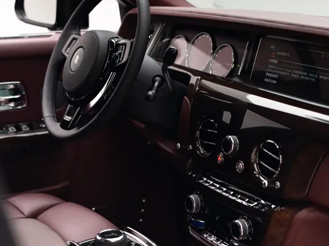 Rolls-Royce Phantom — Фото автомобиля 14