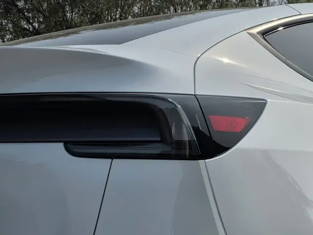 Tesla Model Y — Фото автомобиля 18