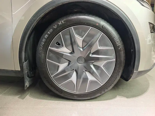 Tesla Model Y L — Фото автомобиля 16
