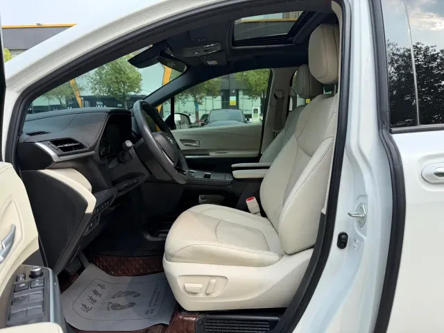 Toyota Sienna — Фото автомобиля 3