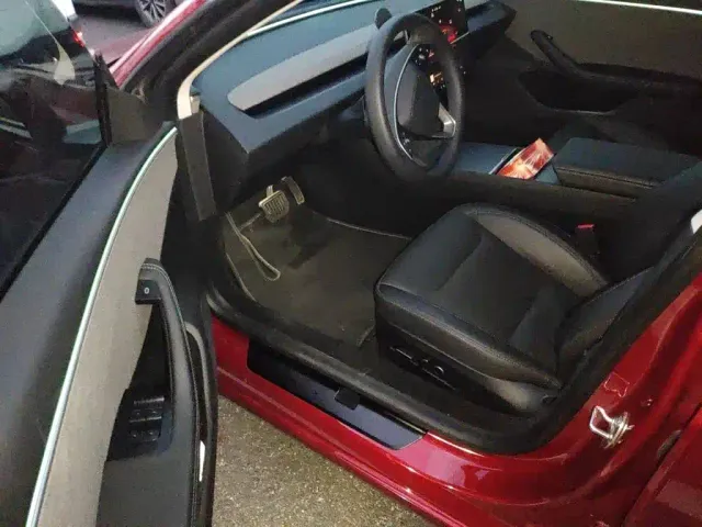 Tesla Model 3 — Фото автомобиля 12