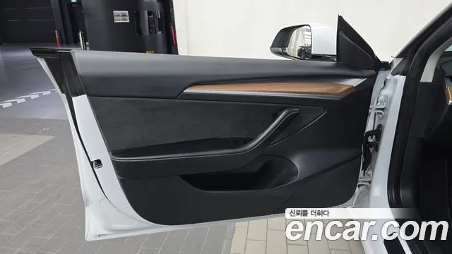 Tesla Model 3 — Фото автомобиля 24