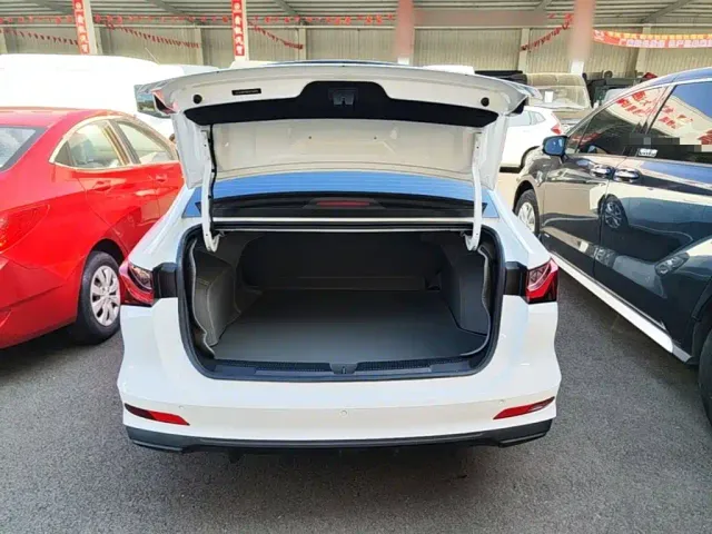 Roewe i5 — Фото автомобиля 18