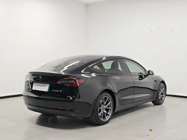 Tesla Model 3 — Фото автомобиля 6