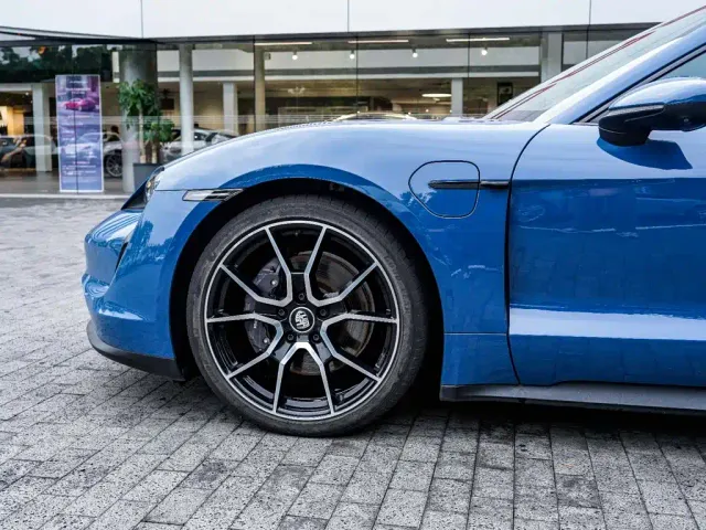 Porsche Taycan — Фото автомобиля 8