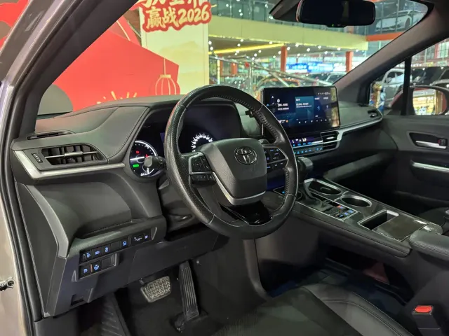 Toyota Sienna — Фото автомобиля 7