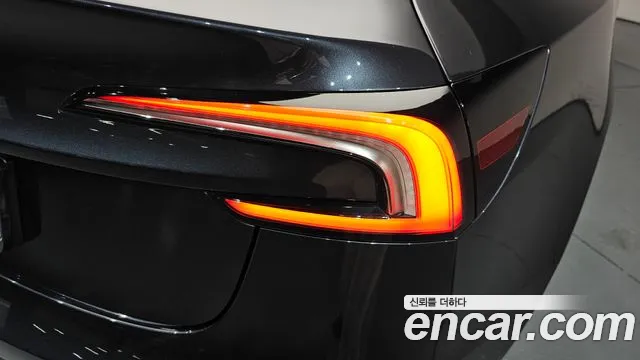 Tesla Model 3 — Фото автомобиля 22
