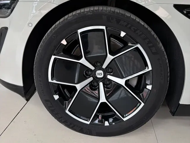 Xiaomi SU7 — Фото автомобиля 11