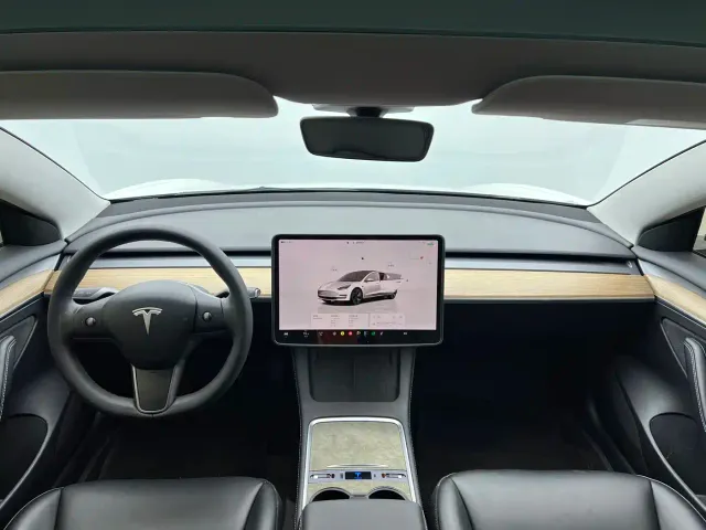 Tesla Model 3 — Фото автомобиля 17