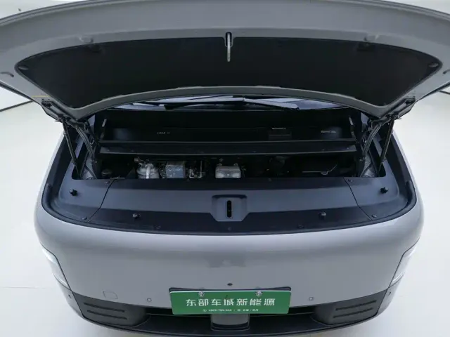 Li Auto MEGA — Фото автомобиля 9