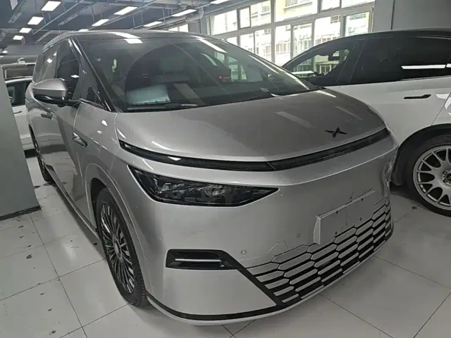 Xpeng X9 — Фото автомобиля 3