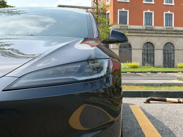 Tesla Model 3 — Фото автомобиля 8