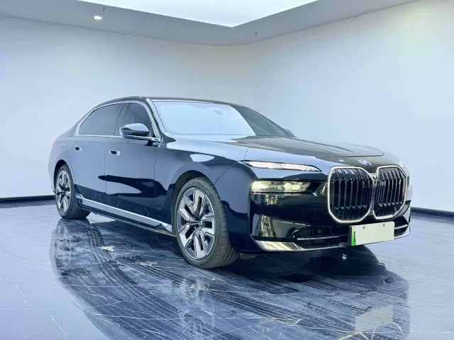 BMW i7 — Фото автомобиля 3