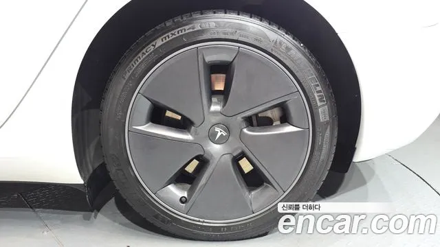 Tesla Model 3 — Фото автомобиля 5
