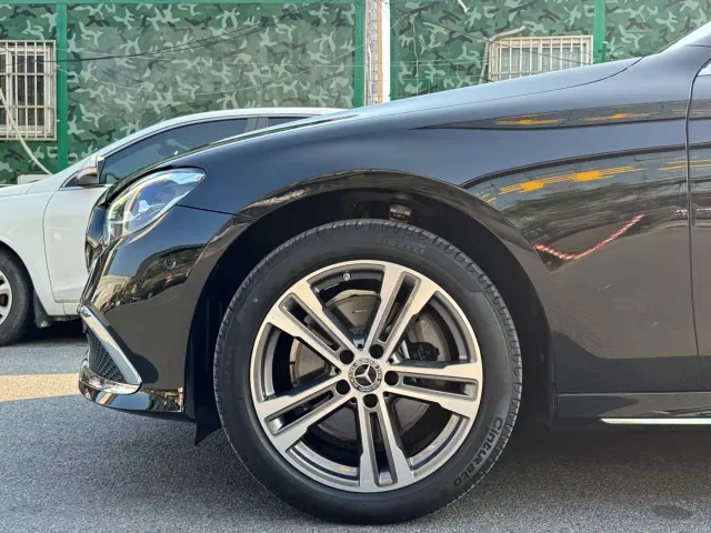 Mercedes-Benz E-Class — Фото автомобиля 3
