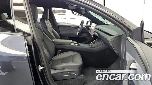 Tesla Model Y — Фото автомобиля 17