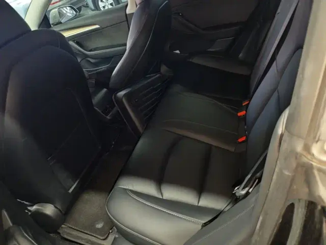 Tesla Model 3 — Фото автомобиля 16