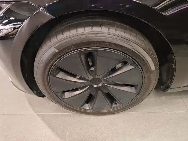 Tesla Model 3 — Фото автомобиля 22