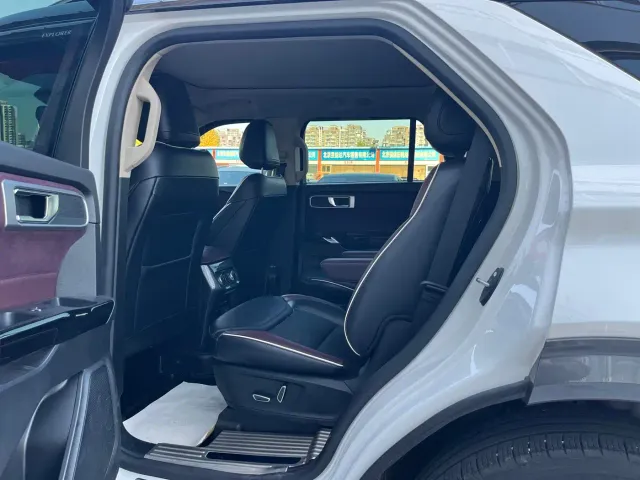 Ford Explorer — Фото автомобиля 15